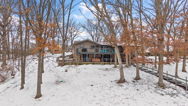 202 Oakridge Court, Valparaiso, IN 46385