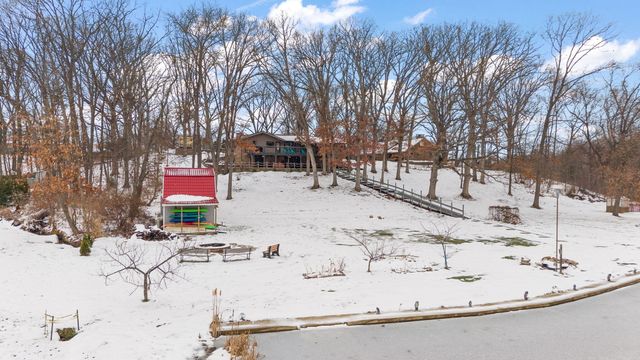 202 Oakridge Court, Valparaiso, IN 46385