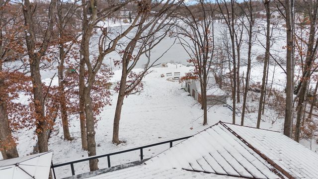 202 Oakridge Court, Valparaiso, IN 46385