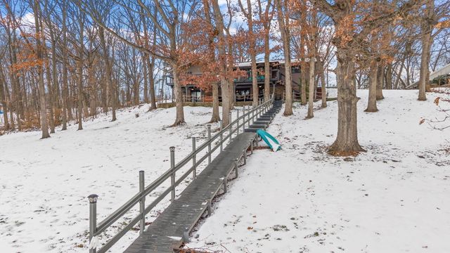 202 Oakridge Court, Valparaiso, IN 46385