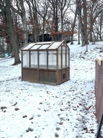 202 Oakridge Court, Valparaiso, IN 46385