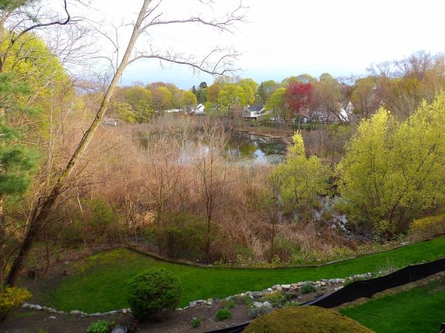 212 Humphrey St 202, Marblehead, MA 01945
