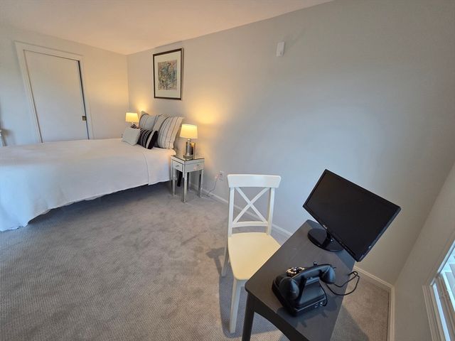 212 Humphrey St 202, Marblehead, MA 01945