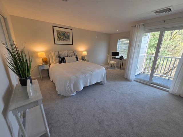 212 Humphrey St 202, Marblehead, MA 01945