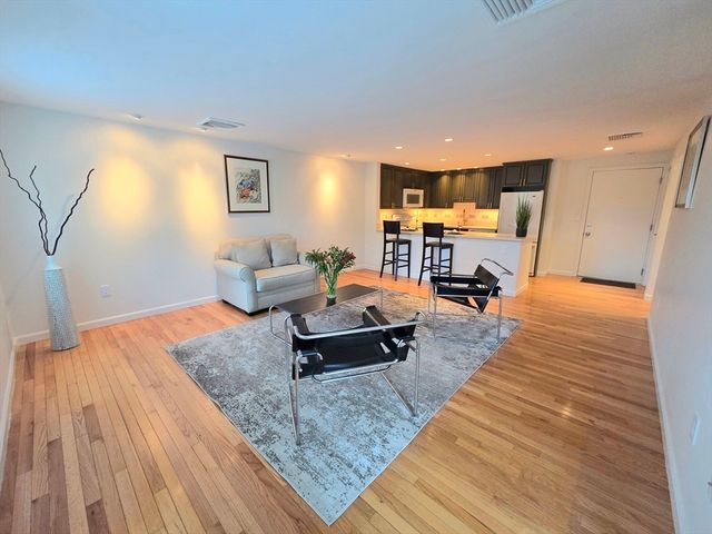 212 Humphrey St 202, Marblehead, MA 01945