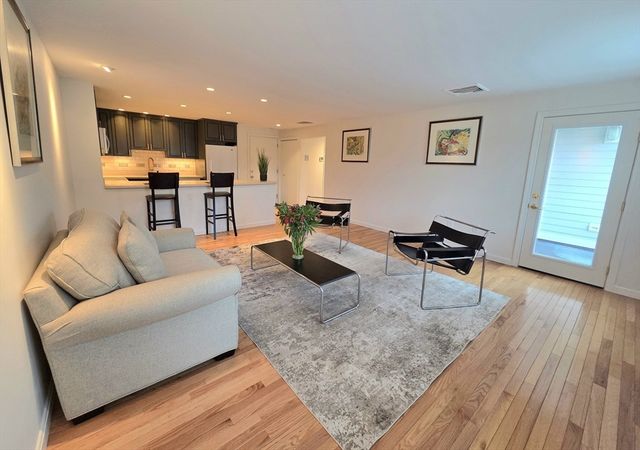 212 Humphrey St 202, Marblehead, MA 01945