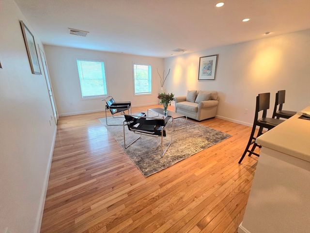 212 Humphrey St 202, Marblehead, MA 01945