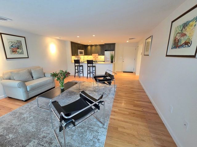 212 Humphrey St 202, Marblehead, MA 01945