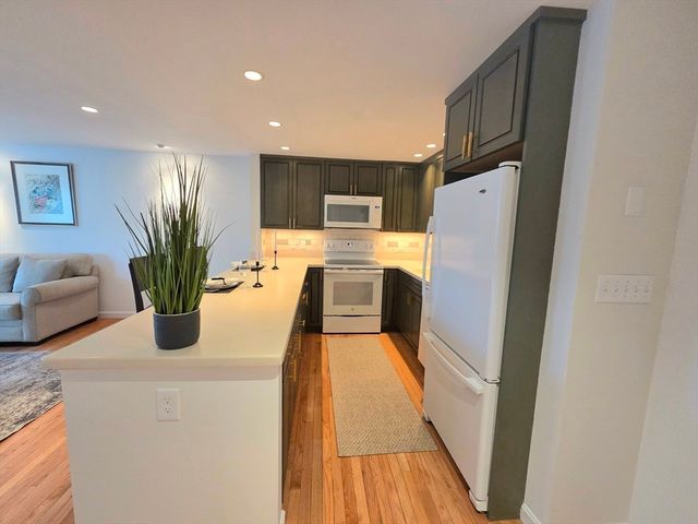 212 Humphrey St 202, Marblehead, MA 01945
