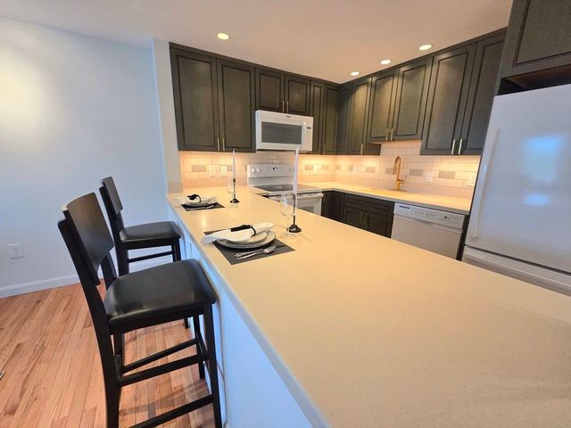 212 Humphrey St 202, Marblehead, MA 01945