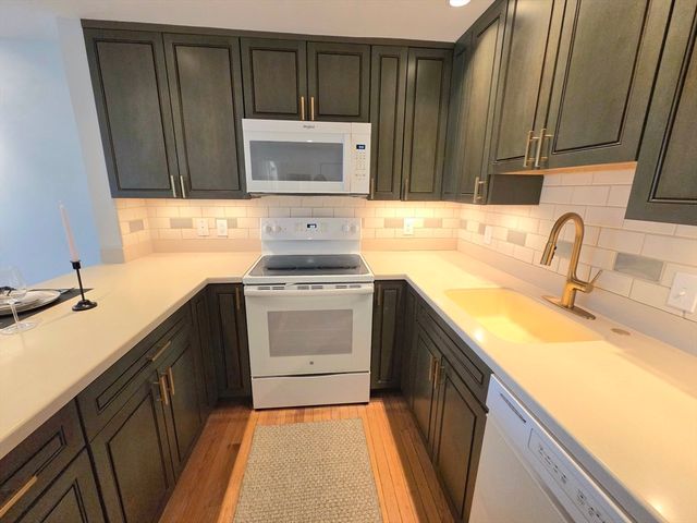 212 Humphrey St 202, Marblehead, MA 01945