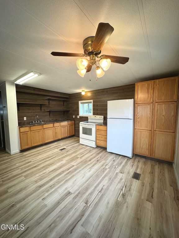 104 Carbon Street, Underwood, ND 58576 photo 3