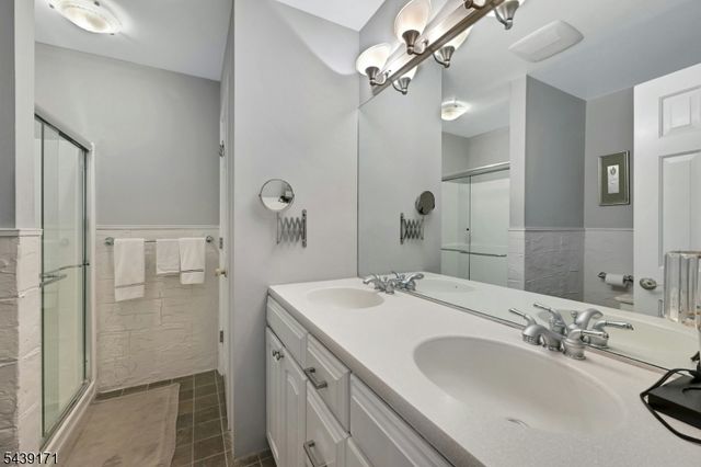 211 Yorktowne Ct, Washington Twp., NJ 07676