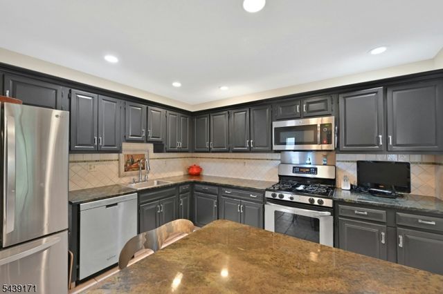 211 Yorktowne Ct, Washington Twp., NJ 07676