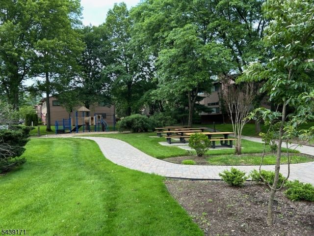 211 Yorktowne Ct, Washington Twp., NJ 07676