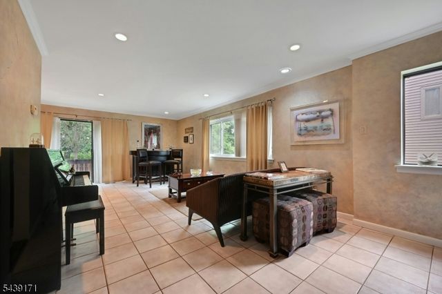 211 Yorktowne Ct, Washington Twp., NJ 07676