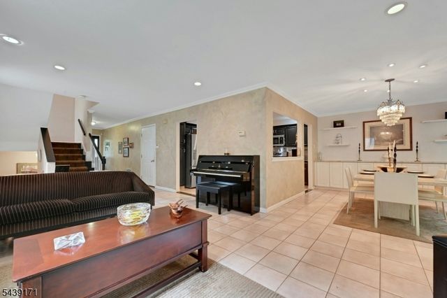211 Yorktowne Ct, Washington Twp., NJ 07676