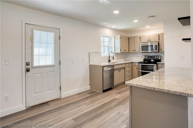 2 S 15th Street, Lavaca, AR 72941