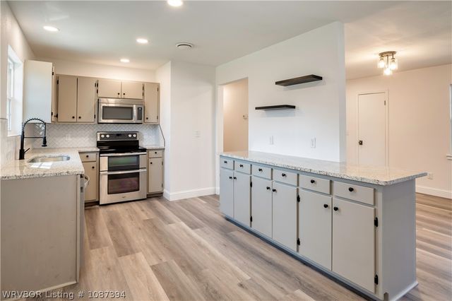 2 S 15th Street, Lavaca, AR 72941