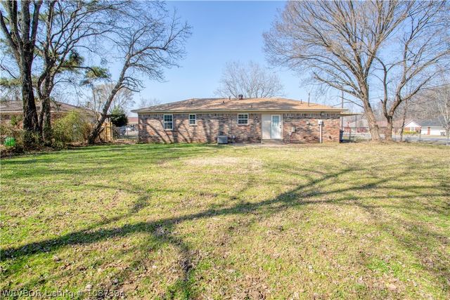 2 S 15th Street, Lavaca, AR 72941