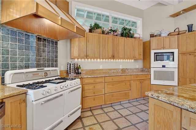 685 11th ST NW, Naples, FL 34120