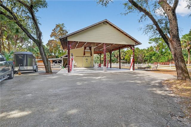 685 11th ST NW, Naples, FL 34120