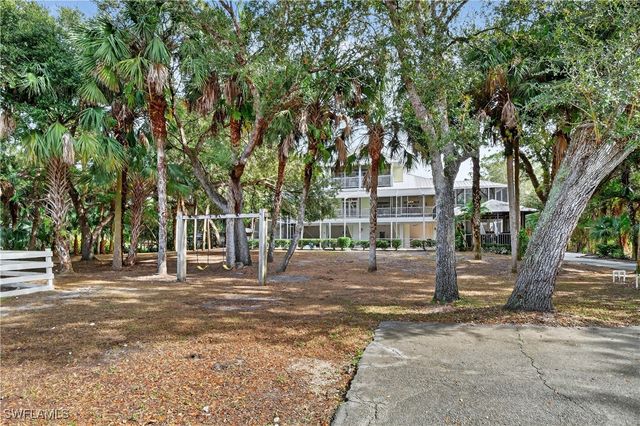 685 11th ST NW, Naples, FL 34120