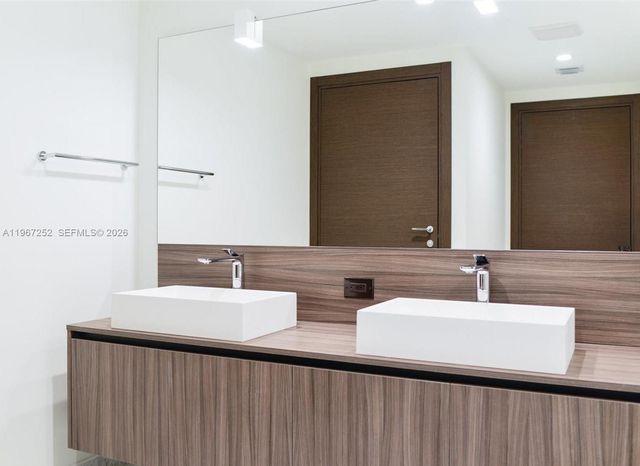 1000 Brickell Plaza 4506, Miami, FL 33131