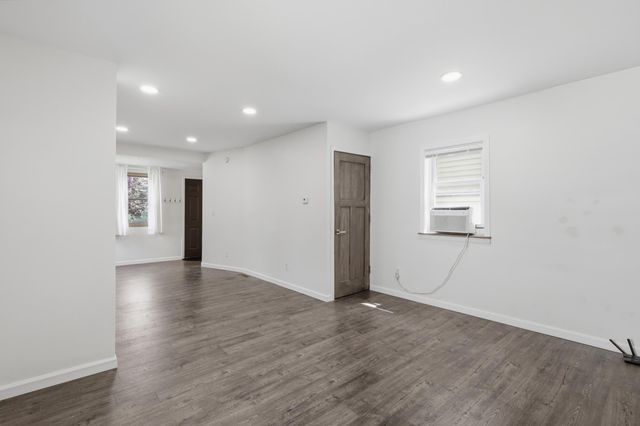 900 Geranium Avenue E, Saint Paul, MN 55106