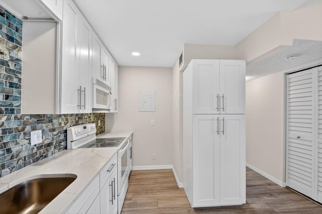 812 Sky Pine Way D3, Greenacres, FL 33415