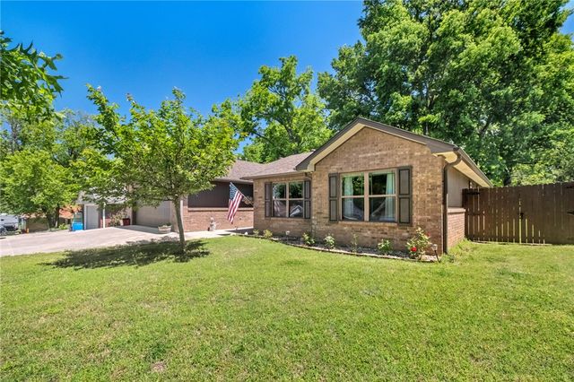 903 Willow Court, Siloam Springs, AR 72761