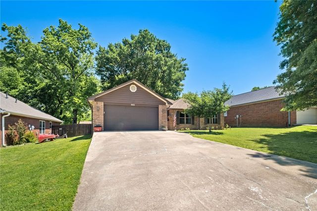 903 Willow Court, Siloam Springs, AR 72761
