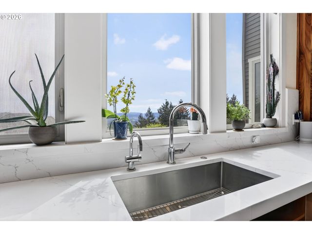 9742 Nw SKYLINE HEIGHTS Dr, Portland, OR 97229