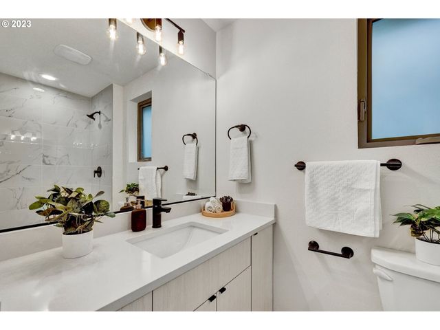 7558 N BERKELEY Ave, Portland, OR 97203