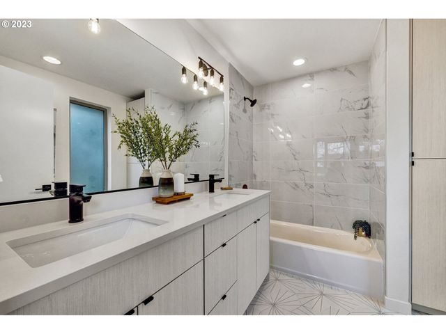 7558 N BERKELEY Ave, Portland, OR 97203