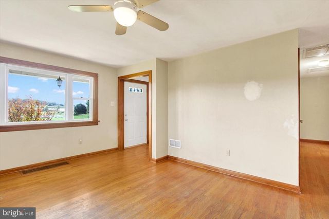 6674 STELTZ RD, Glen Rock, PA 17327