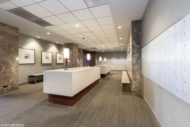 655 W IRVING PARK Road 3313, Chicago, IL 60613