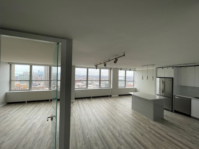 655 W IRVING PARK Road 3313, Chicago, IL 60613
