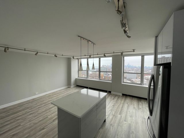 655 W IRVING PARK Road 3313, Chicago, IL 60613