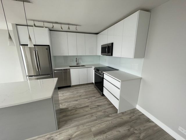 655 W IRVING PARK Road 3313, Chicago, IL 60613