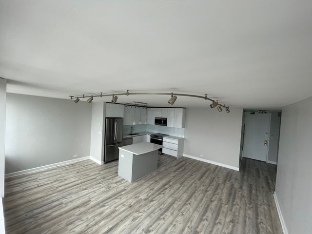 655 W IRVING PARK Road 3313, Chicago, IL 60613