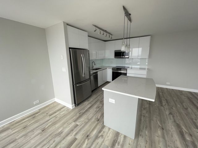 655 W IRVING PARK Road 3313, Chicago, IL 60613