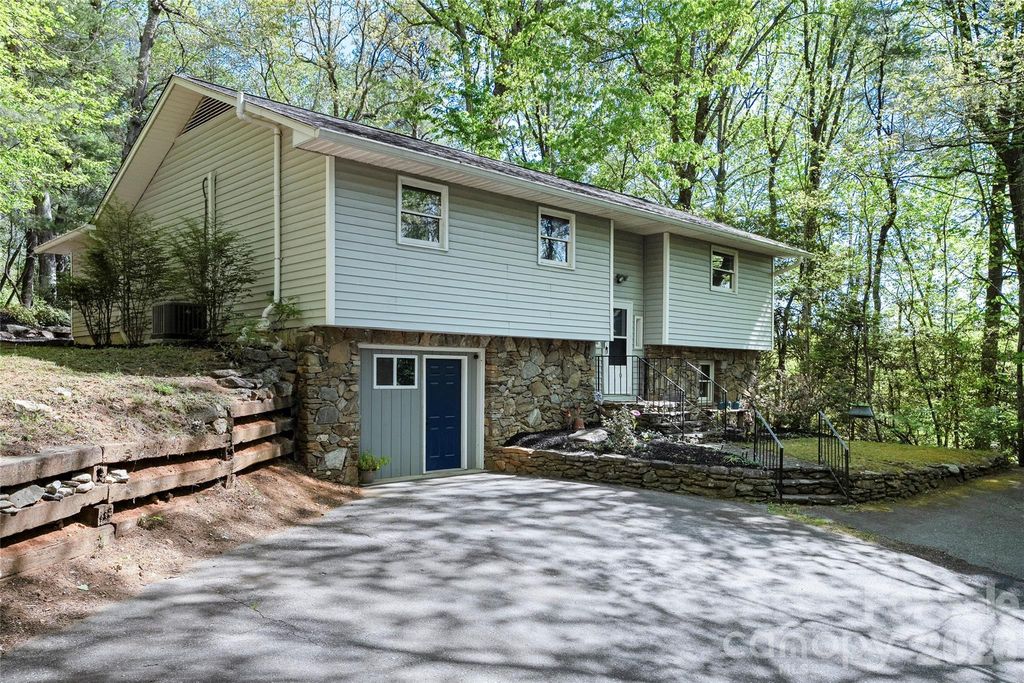 84 Chisholm Street, Saluda, NC 28773