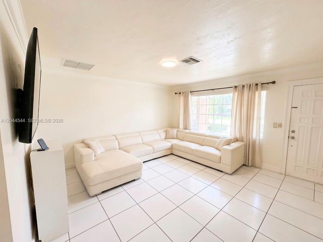 974 SE 1st St 974, Hialeah, FL 33010