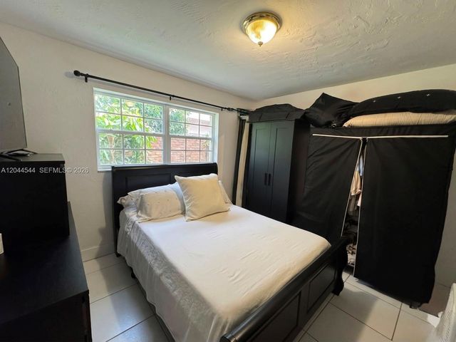 974 SE 1st St 974, Hialeah, FL 33010