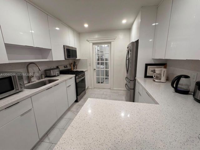 974 SE 1st St 974, Hialeah, FL 33010