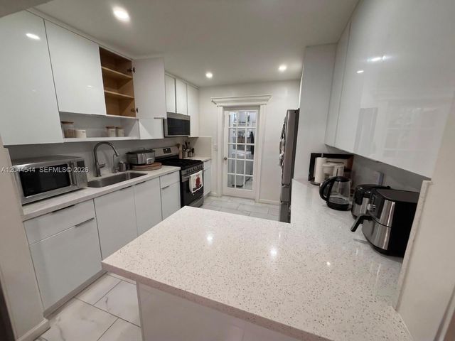 974 SE 1st St 974, Hialeah, FL 33010