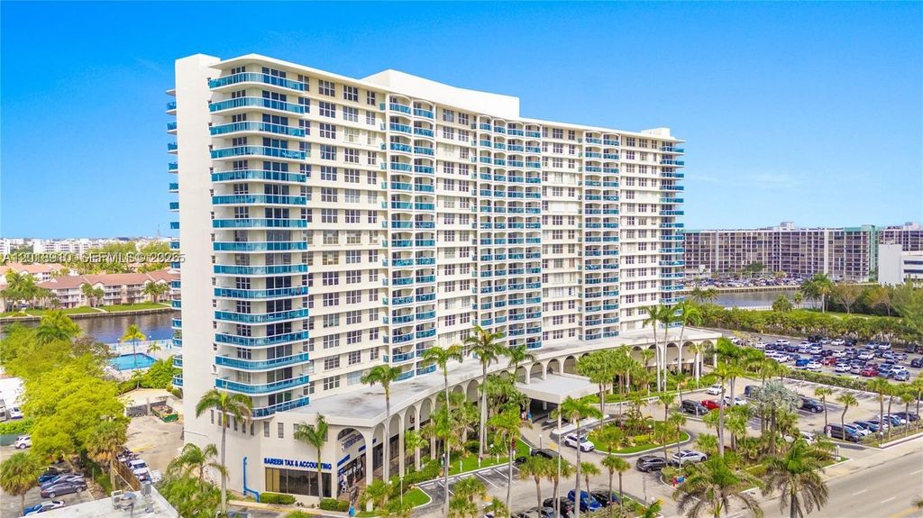 Image 4 of property listing at 3800 S Ocean Dr 1114, Hollywood, FL 33019