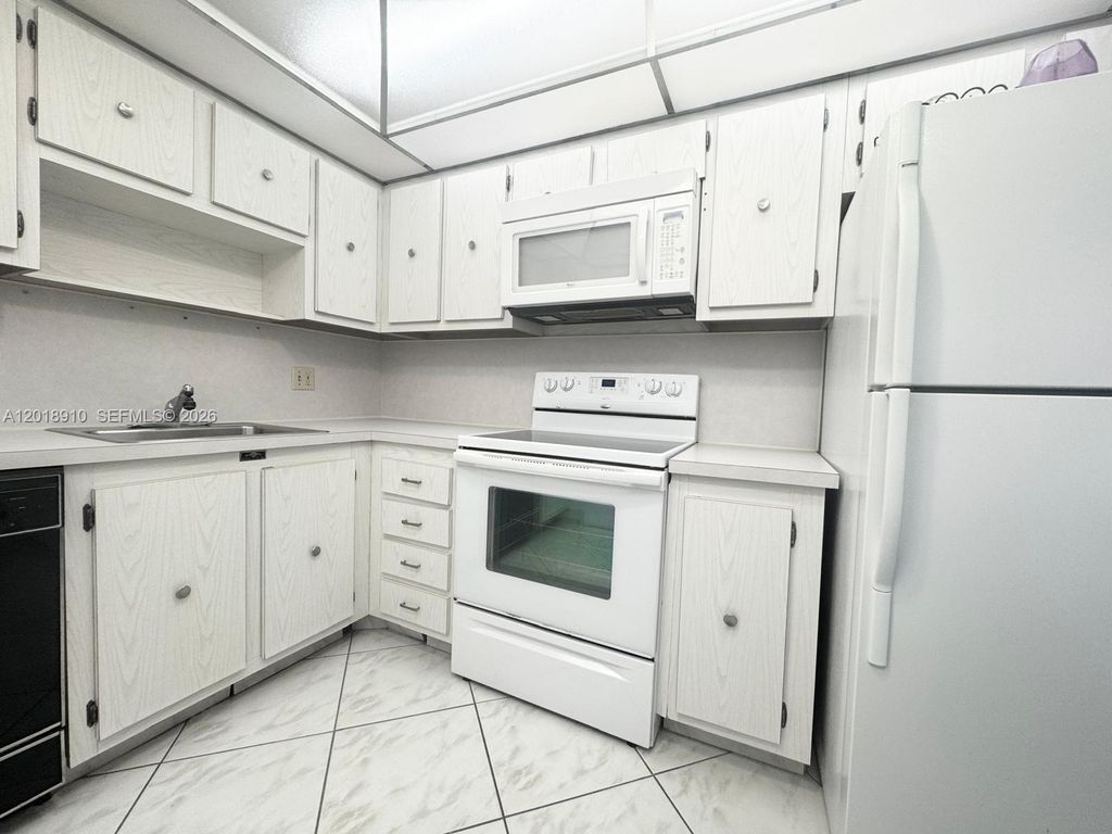 Image 8 of property listing at 3800 S Ocean Dr 1114, Hollywood, FL 33019
