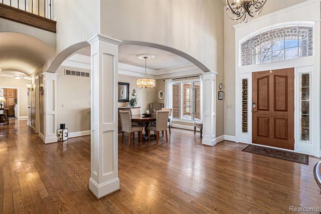 271 Greenan Lane, Lake Orion, MI 48362